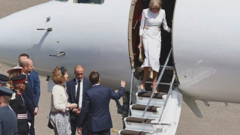 Macron ve eşi arasında soğuk rüzgarlar; uçaktan inerken elini tutmadı