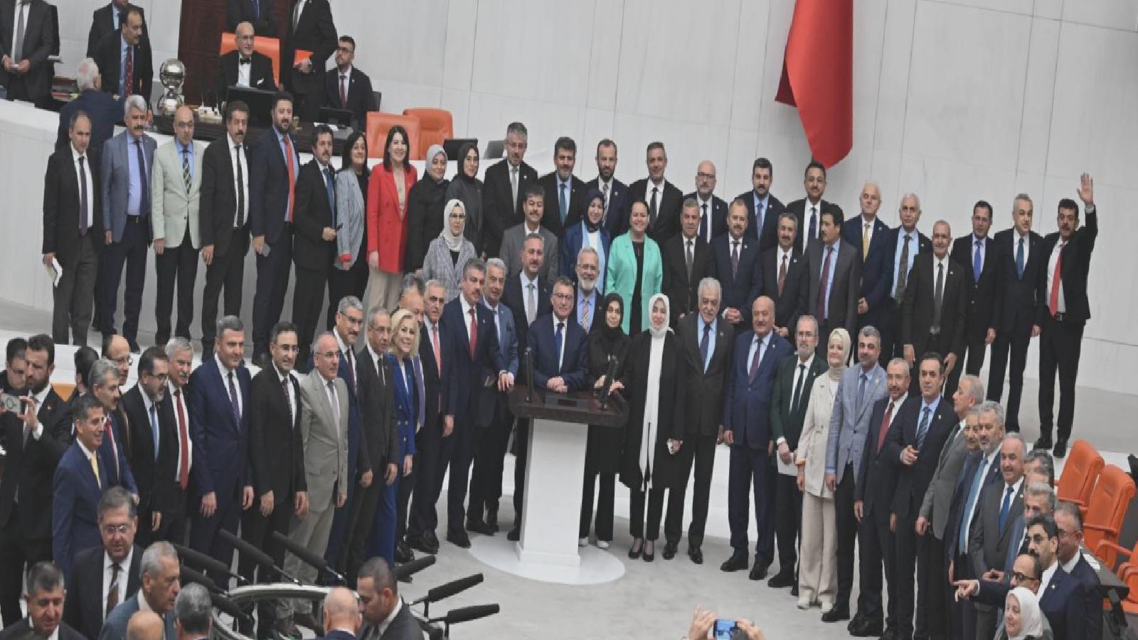 Meclis 1 Ekim’e kadar tatile girdi; AKP’li vekiller hatıra fotoğrafı çektirdi, muhalefet eleştirdi: Kanun tekliflerimiz reddedildi, bu kibirli anlayış Meclis’i zehirliyor