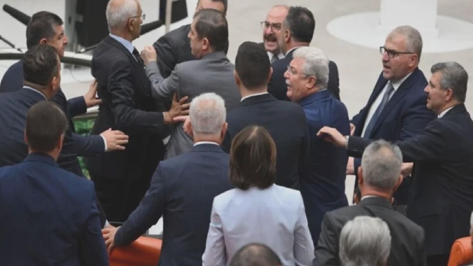 Meclis’te ‘LGS ‘kavgası: AKP’li Mustafa Varank, CHP’li Başarır’ın üzerine yürüdü: Yalancı herif, adi bir yalancısın, ahlaksız!