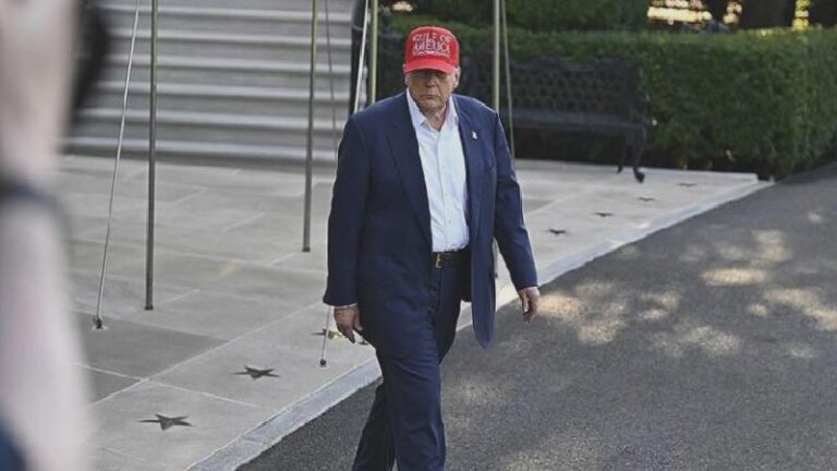Trump, Florida’da göçmenler için açılan yeni cezaevi “Timsah Alcatraz”ı gezdi
