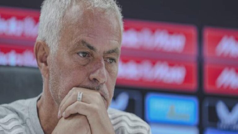 Acı haberi basın toplantısında alan Jose Mourinho gözyaşlarını tutamadı