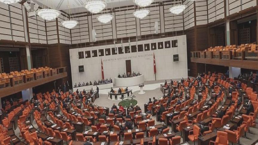 Aralarında Ümit Özdağ, Cemal Enginyurt, Koray Aydın da yer aldı; 200’ü aşkın siyasetçi ve aydından “yeni anayasa” bildirisi