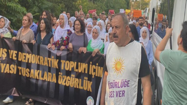 Bakırköy Kadın Cezaevi önünde yürüyüş ve oturma eylemi: Hapishaneler başta olmak üzere tüm devlet kurumlarında insan haklarına saygılı reform süreci başlatılmalıdır