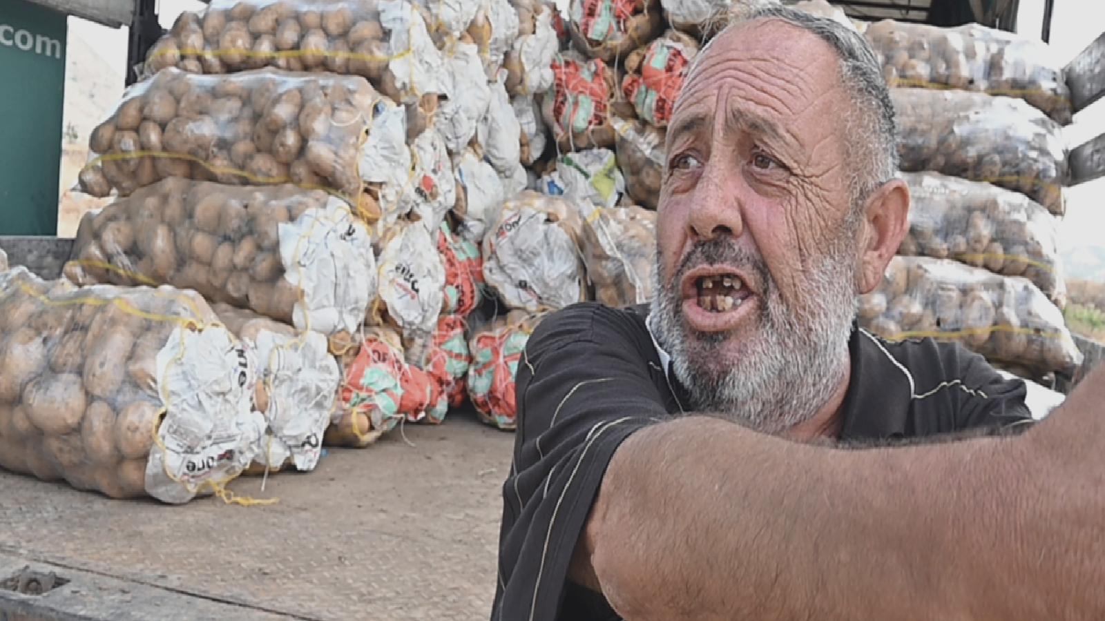 CHP Aydıncık İlçe Başkanı Erdoğan, alıcı bulamadığı bir traktör patatesi sokağa döktü: Alın size beka sorunu!