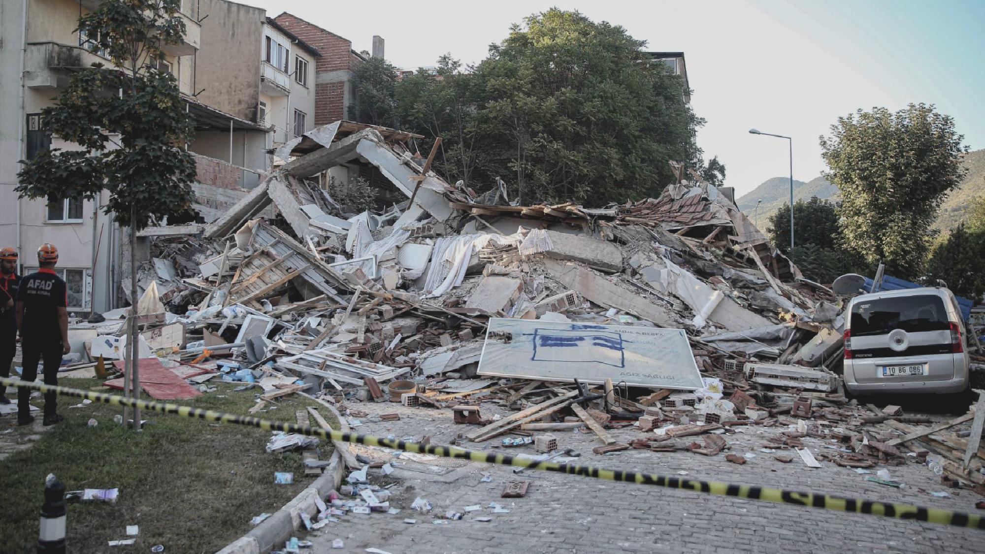 Depremde yıkılan binanın kolonlarının kesildiği iddia edildi