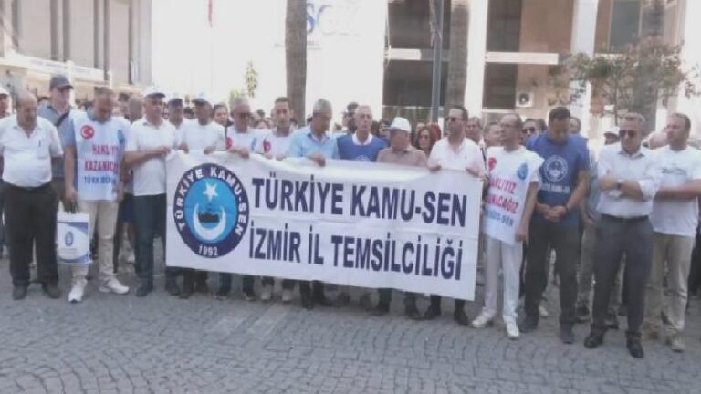 İzmir’de Türkiye Kamu-Sen üyeleri hükümetin zam teklifini SGK İl Müdürlüğü önünde protesto etti