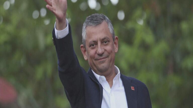 Özgür Özel: Ayda sadece 1 gün evde ailemle oluyorum, 6-7 saat uyurum, kahvaltıda yumurta yerim, her gün 7-10 km koşarım