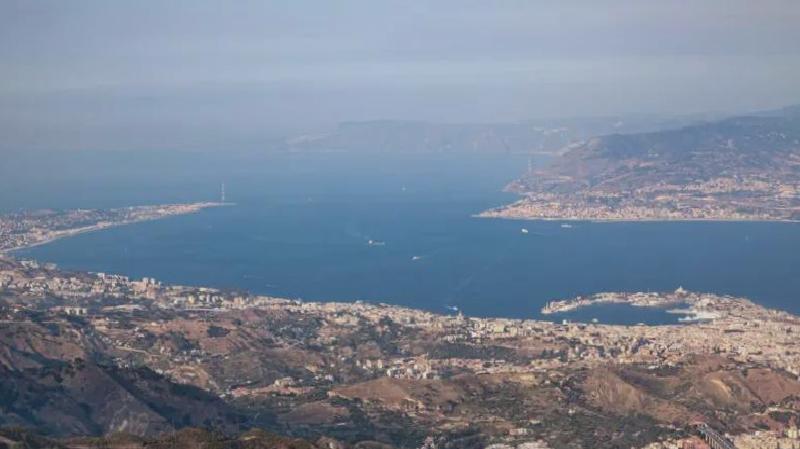 Sicilya’da binlerce kişi İtalya ile Sicilya’yı bağlayacak köprüyü protesto etti