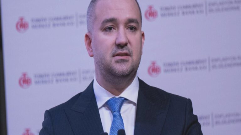 TCMB Başkanı Fatih Karahan yılın üçüncü Enflasyon Raporu’nu açıklıyor