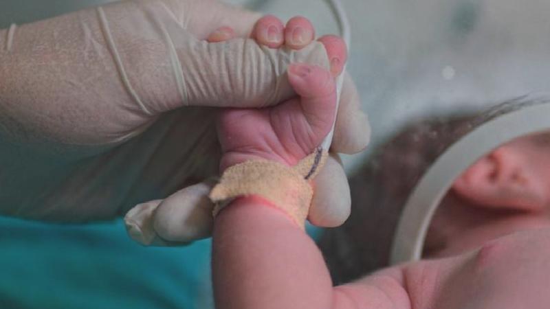 Yeni doğan bebeği usulsüzce sahiplenmişti: Taksirle yaralama suçundan gözaltına alınan doktor serbest bırakıldı