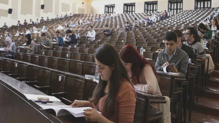 YKS sonuçları tartışma yarattı: Adaylar itiraz etti, uzmanlar yığılma, azalan kontenjan ve vakfı üniversitelerindeki ücret artışına dikkati çekti