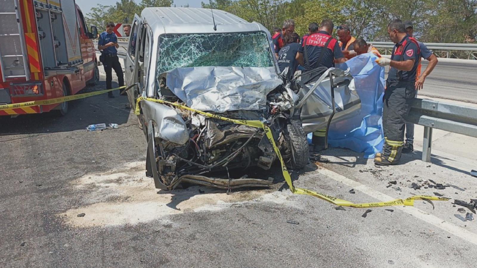 Yol çalışması nedeniyle tek şeride düşen yolda kaza: 3 ölü, 3 yaralı