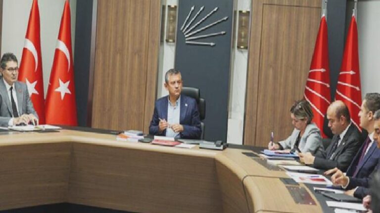 CHP İstanbul il yönetimi görevden alındı; Özgür Özel MYK’yı olağanüstü topluyor