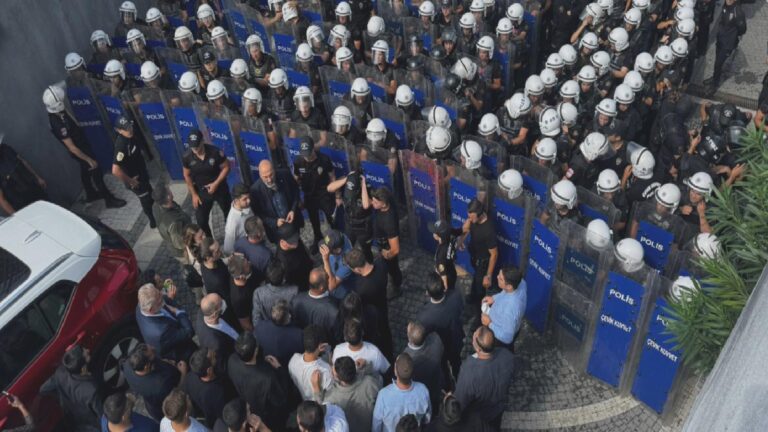 DEM Parti’den CHP İstanbul İl Başkanlığı’na destek ziyareti: Bu operasyon demokrasiye yöneliktir