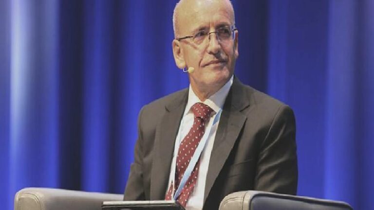 Mehmet Şimşek, yıl sonu için rakam verdi: Enflasyonla mücadele kolay bir iş değil, geçmişe yönelik bir uyarlama süreci var