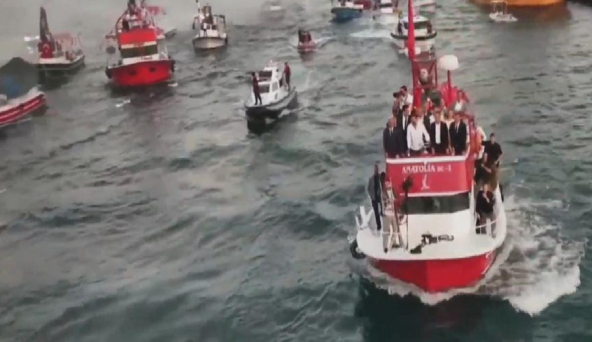 Sinop’taki teknelerden CHP mitingi için konvoy: Özgür Özel dümene geçti, miting alanına balıkçı teknesiyle gitti