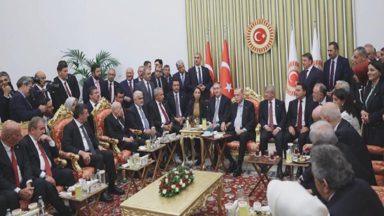 Karar yazarı Sert: Türkiye bir fotoğrafla toparlanmayacak kadar derin bir siyasal daralmadan geçiyor