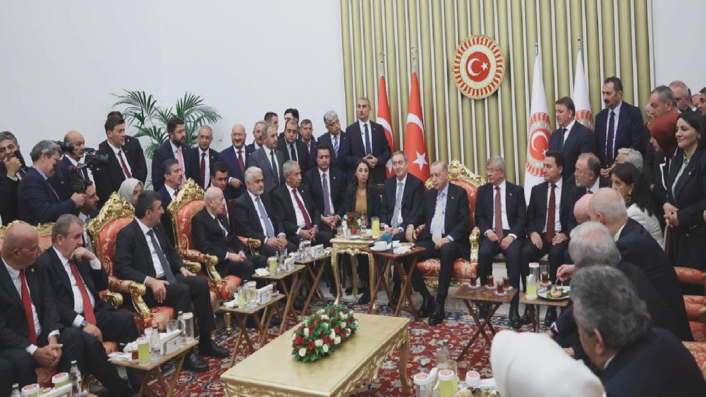 Karar yazarı Sert: Türkiye bir fotoğrafla toparlanmayacak kadar derin bir siyasal daralmadan geçiyor