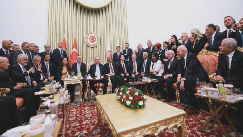 Kulis: Liderler her şeyin tek kare fotoğraf için kurgulandığını içeri girince anlamış; CHP’ye “Herkes yanımda” mesajı