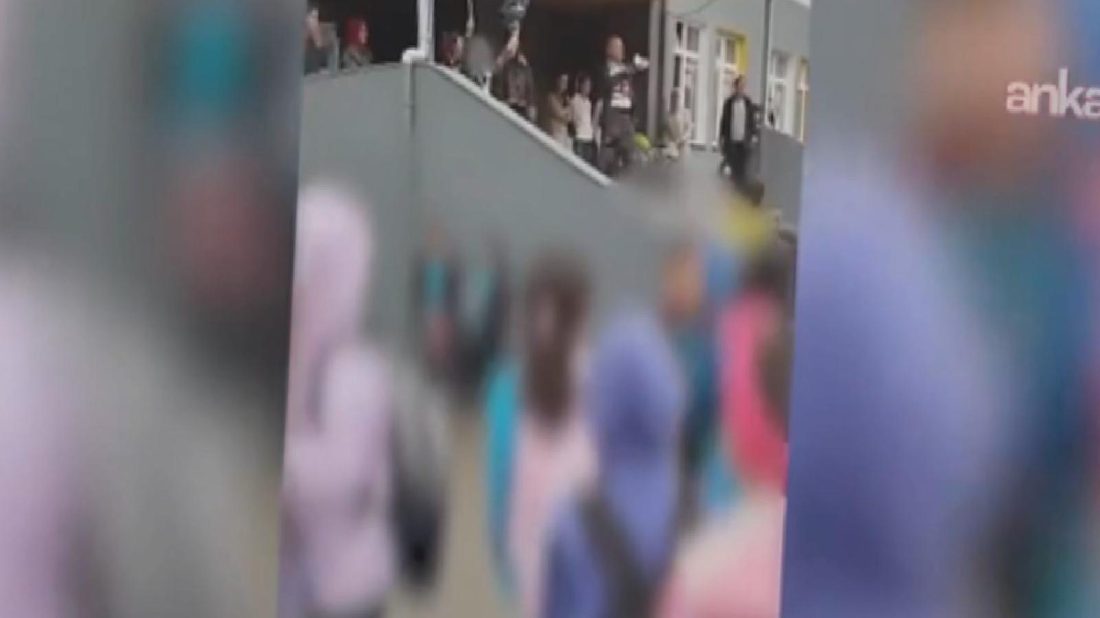 MEB tarafından düzenlenen “Filistin farkındalık etkinlikleri”nde bir öğrenciye Kelime-i Tevhid bayrağı taşıtıldı