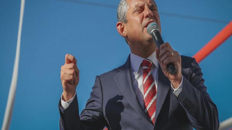 Özgür Özel: Ekrem Başkanın sandalyesini kırıp sarayda alay etmeye kalktılar; sandığa gittiniz, demokrasi tokadını vurdunuz!