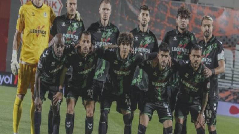 Sahada 7 yabancıyla yer alan Sakaryaspor hükmen mağlup