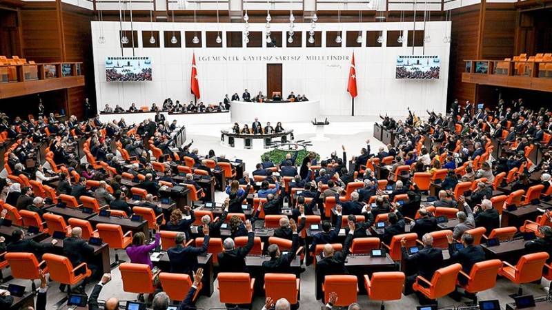 AKP yeni anayasa çalışmalarını hızlandırdı: Komisyon farklı sistemleri masaya yatırdı, referandum hazırlığı yapılıyor