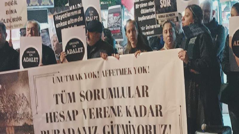 Adana’da depremde yakınlarını kaybedenlerden 11. Yargı Paketi’ne tepki: Sizin sevdikleriniz enkaz altında paramparça olsa, ‘affettik’ der miydiniz?