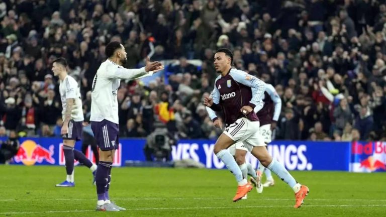 Aston Villa, Kırmızı Şeytanlar’ı 2 golle mağlup ettii