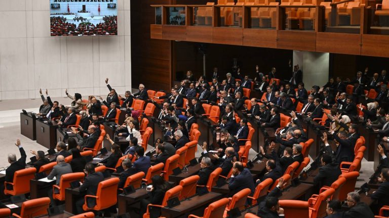 Bakan Tekin’den DEM Partili Altın’a: Size yıldızlı pekiyi veriyorum, sınıfı geçtiniz
