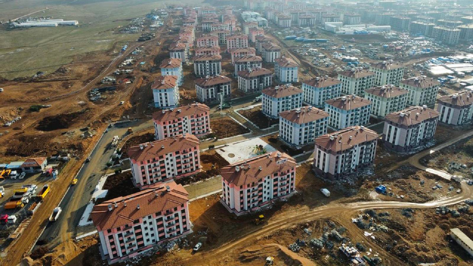 Deprem bölgesindeki TOKİ konutu teslimatları ‘piyasa satışı’ gibi gösterildi: Satış değil, sosyal transfer!