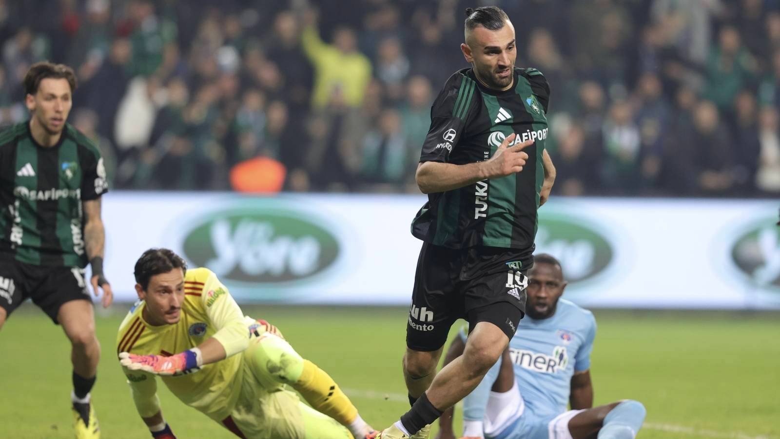 Emre Belözoğlu ilk sınavında gülemedi: Kocaeli’de kazanan çıkmadı