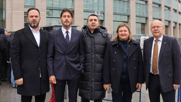 Fenerbahçe yönetiminden Çağlayan Adliyesi önünde açıklama: İtidalli olmaya devam edeceğiz ve adalete güveneceğiz