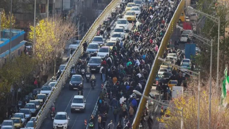 İran’da riyalin rekor değer kaybı sonrası üçüncü gününe giren protestolar yayılıyor