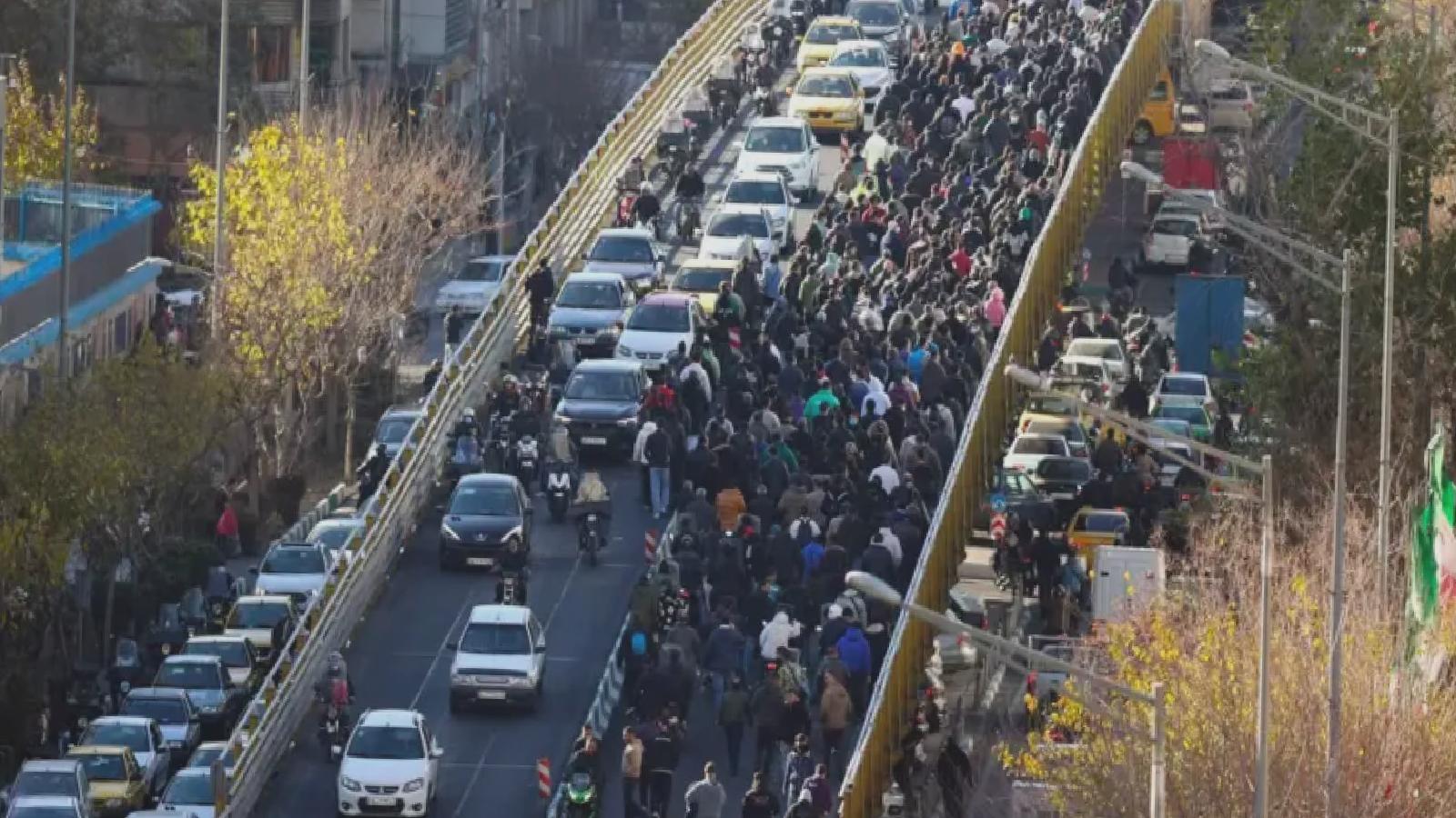 İran’da riyalin rekor değer kaybı sonrası üçüncü gününe giren protestolar yayılıyor