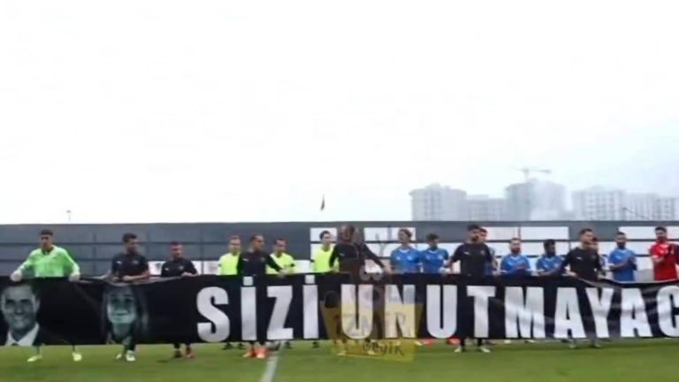 Manisaspor, Ferdi Zeyrek ve Gülşah Durbay pankartıyla sahaya çıktı