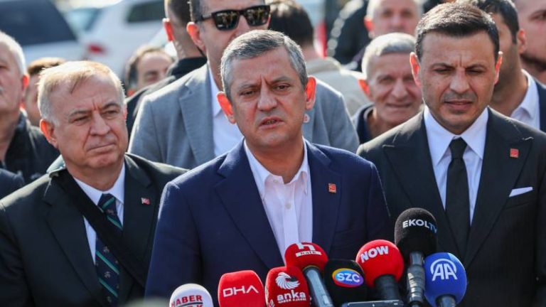 Özgür Özel’den İmralı tutanağı tepkisi: Ne görüştüğünü açıklamamanda devletin ne menfaati var; gidip İmralı’daki sağlık tesisinde diş röntgeni çektirmiş beyefendi!