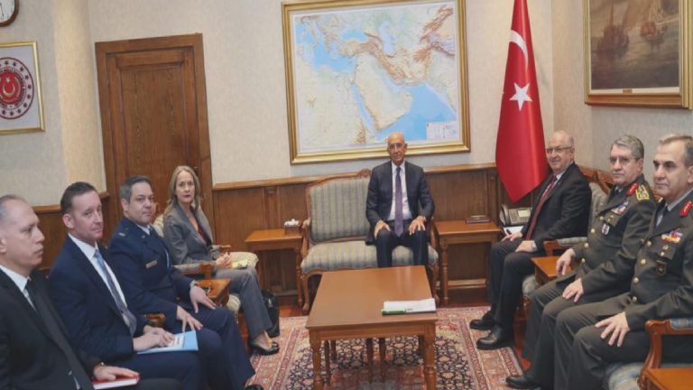 Barrack ile Bakan Güler’in oturma düzenine gelen eleştirilere Ahmet Hakan’dan tepki: MSB’nin bu tür görüşmelerde uygulaması buymuş