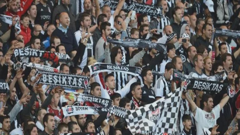 Beşiktaş taraftarından yönetime sert tepki: Uyuma istifayı hazırla
