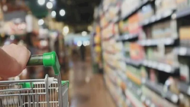 Dar gelirlinin adresi, tarihi geçmiş ürünler satan market oldu: “75 yaşında ucuz yiyecek peşindeyim”