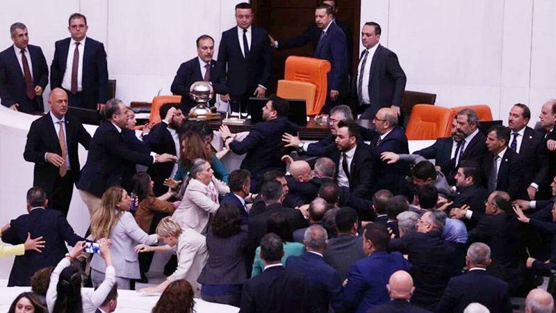 TBMM’de iç tüzük hazırlığı: Huzur bozan vekile “maaş kesintisi” ve Meclis’e giriş yasağı gündemde