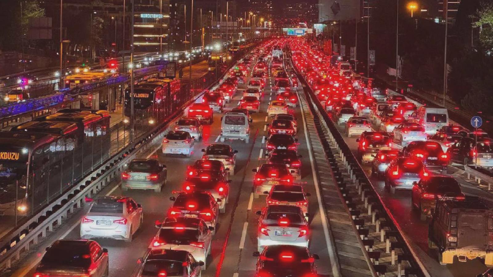 İstanbul’da akşam saatlerinde trafik yoğunluğu yüzde 90’a çıktı