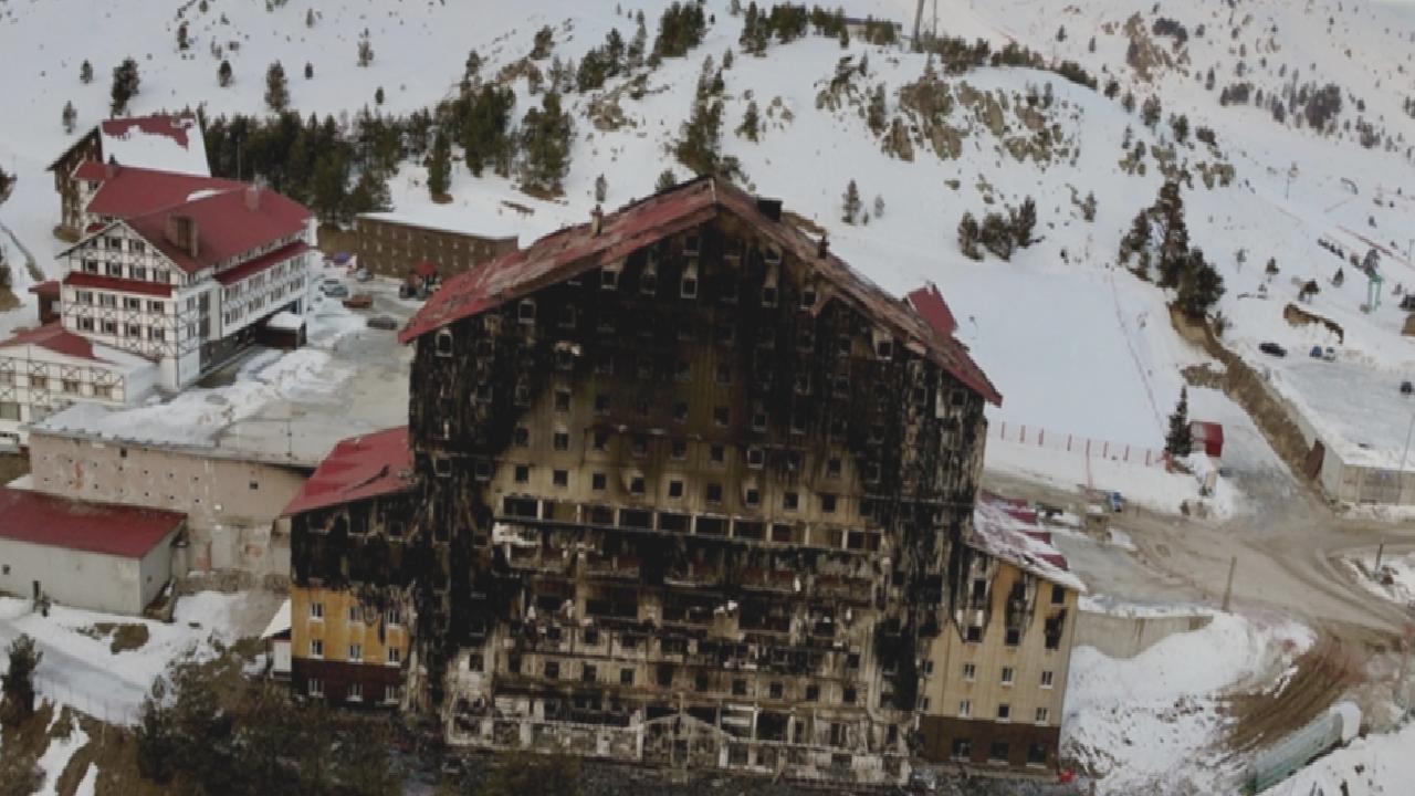 Kartalkaya yangınında duman dedektörlerinin kontrol edilmemesini savunan Bakan Ersoy: Paniğe ve can kaybına yol açılırdı