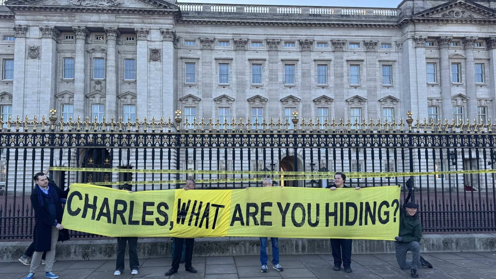 Kraliyet, Epstein iddialarına sessiz kalmakla suçlanıyor: Buckingham Sarayı’na “Suç mahallidir girilmez” şeridi çekildi