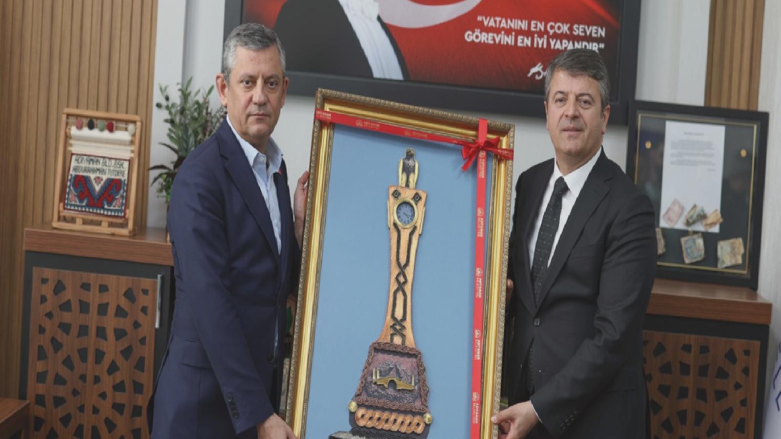 Özgür Özel, Adıyaman’da Vali ve Belediye Başkanı’nı ziyaret etti