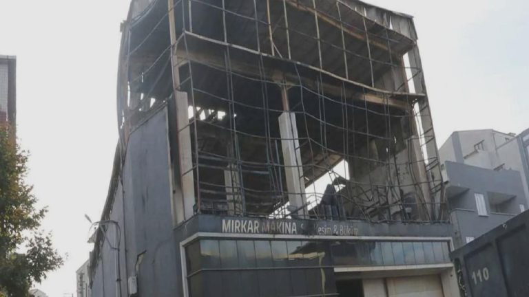 7 işçinin öldüğü Dilovası’ndaki fabrika yangını davası başladı: “Kamu görevlileri yargılanmıyor, tüm suç ölen babaya yıkılıyor!”