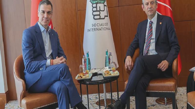 Özgür Özel’den Sosyalist Enternasyonal toplantısında Trump’a tepki: Karşımızda kural, hukuk tanımayan bir yönetim var