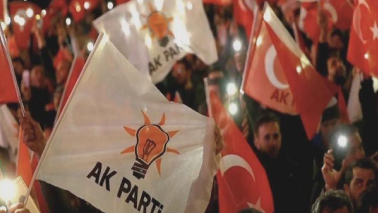 “AKP’liler CHP’li belediyelere operasyonlardan rahatsız oluyor” iddiası: Kopan tabanı geri çeviremiyoruz; ekonomi başlığı geri planda kaldıkça seçmen davranışı değişmiyor