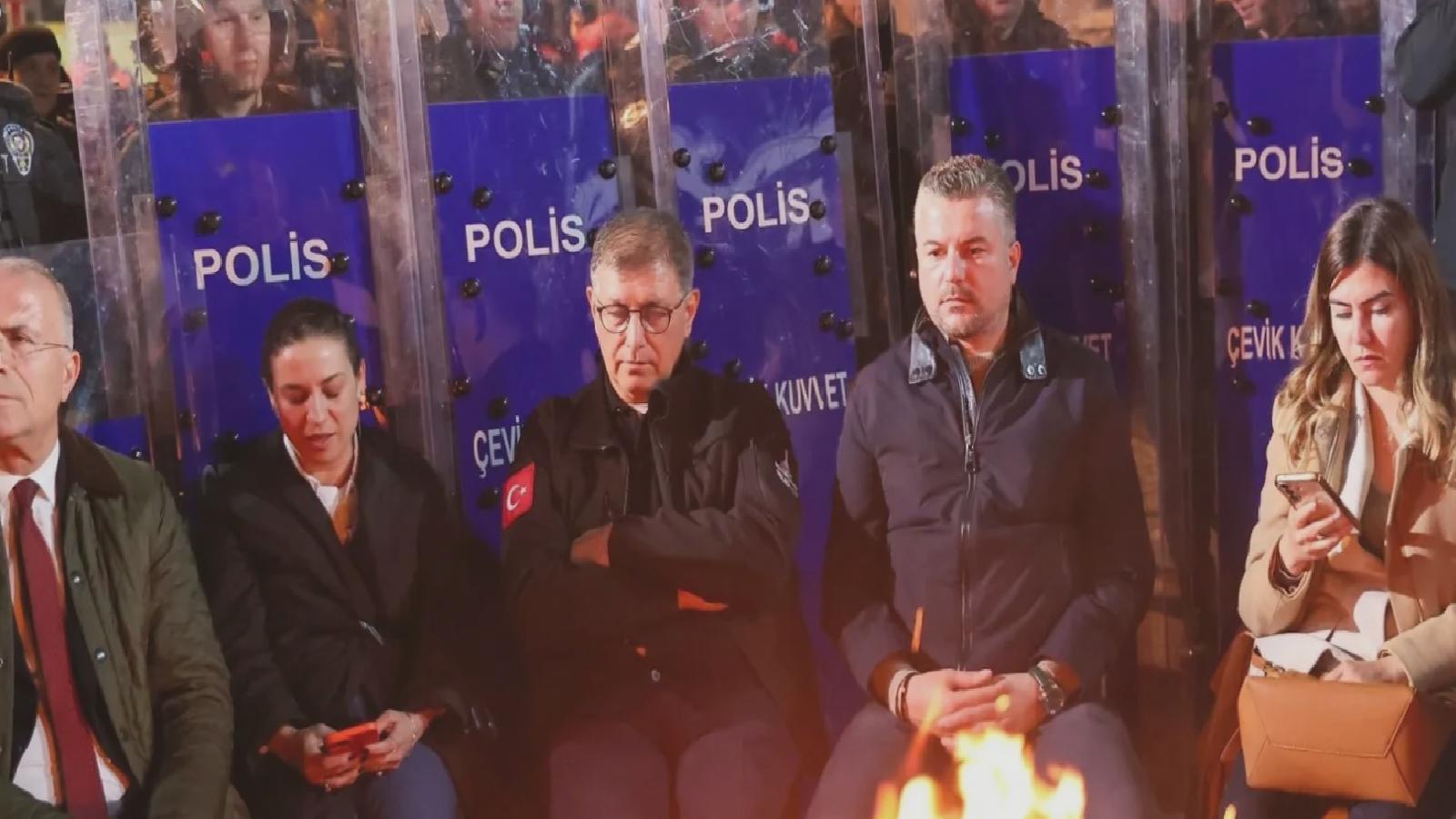 Cemil Tugay’dan polisin barikatlarla çevirdiği Meslek Fabrikası önünde gece nöbeti: Gücümüzün yettiğince buradayız