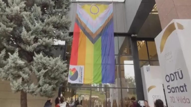 ODTÜ’de öğrencilerden rektörlüğün LGBTİ+ içeriklerinin sansürlemesine tepki: Varoluşlarımız susturulamaz, yaşamı savunmaktan vazgeçmeyeceğiz